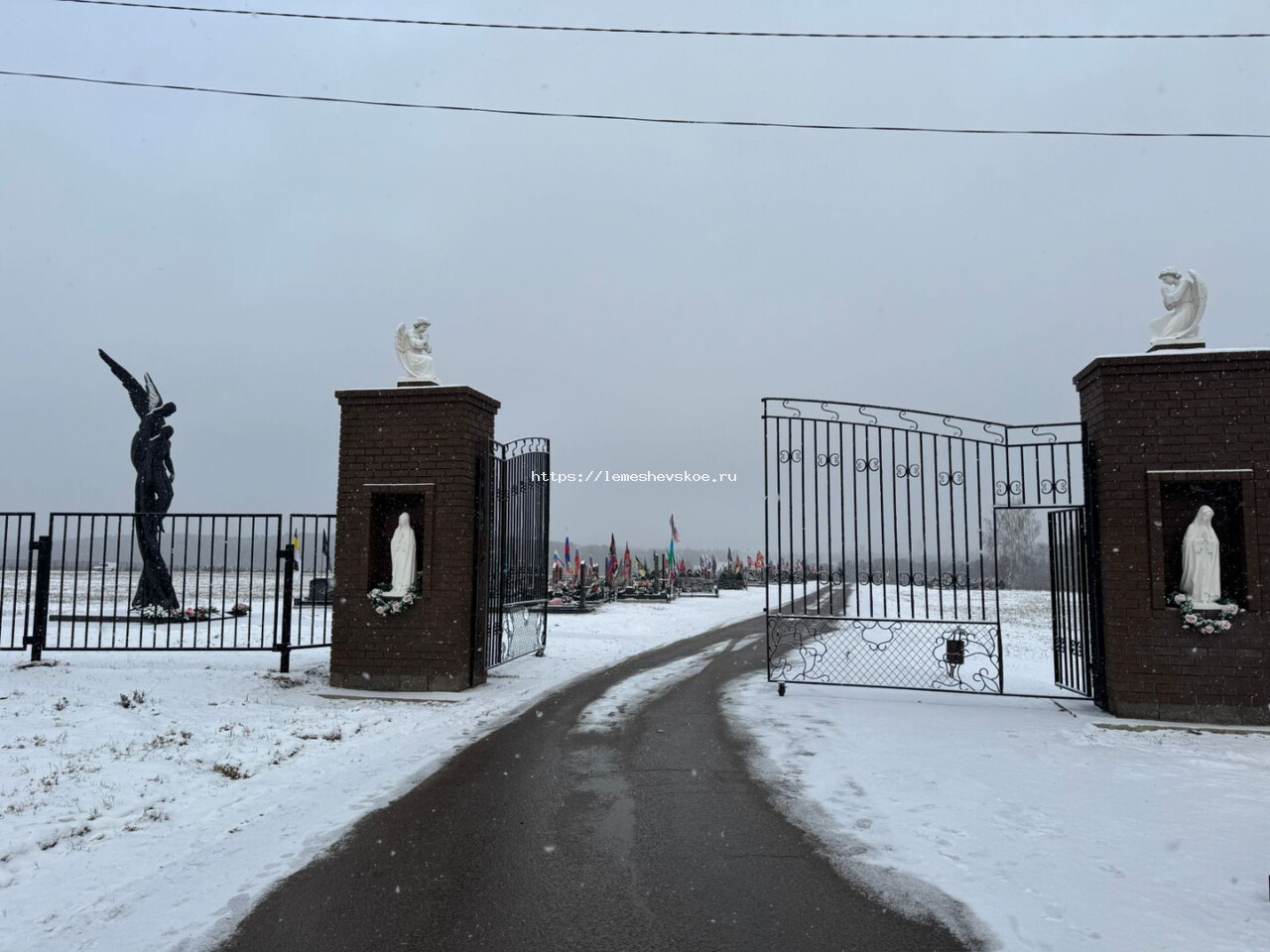 Центральные ворота Лемешевского кладбища Центральные ворота Лемешевского кладбища